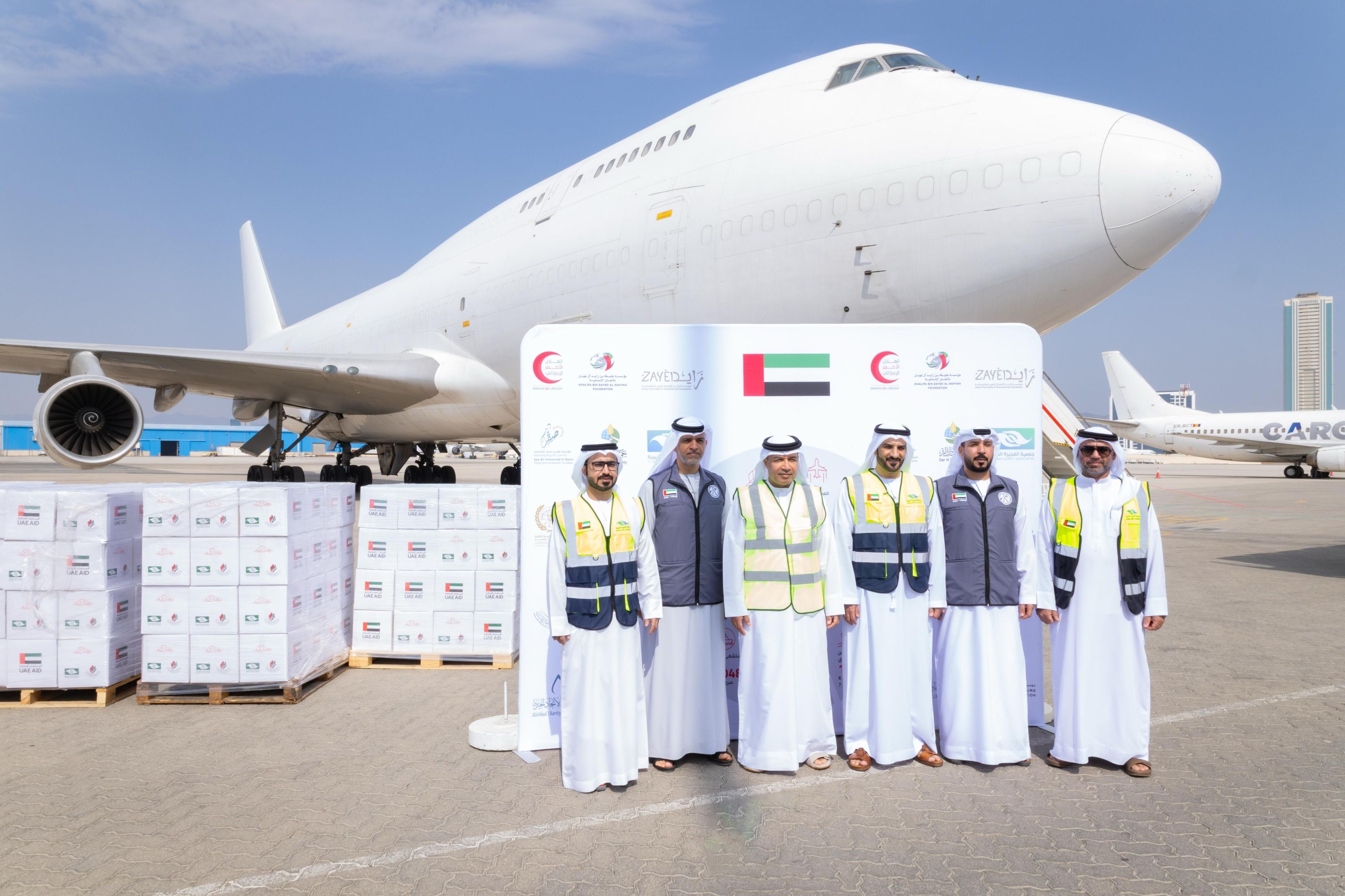 الامارات | بتوجيهات حاكم الفجيرة.. "حمد الإنسانية" وخيرية الفجيرة تقدمان 257 طنا من المواد الغذائية ضمن حملة الفارس الشهم 3 لدعم غزة