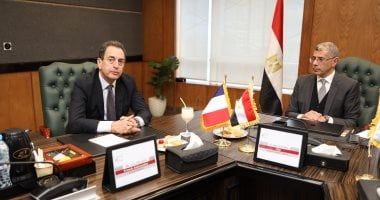 السفير الفرنسي يزور وكالة الفضاء المصرية ويشيد بتطورها التقني