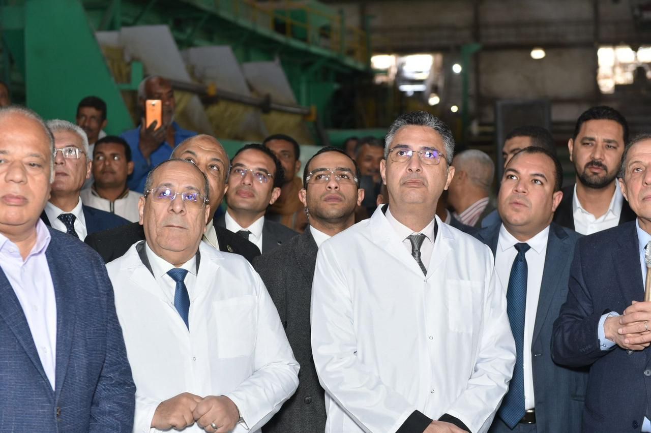 وزير التموين يشيد بجهود العاملين بمصنعي السكر والورق بقنا