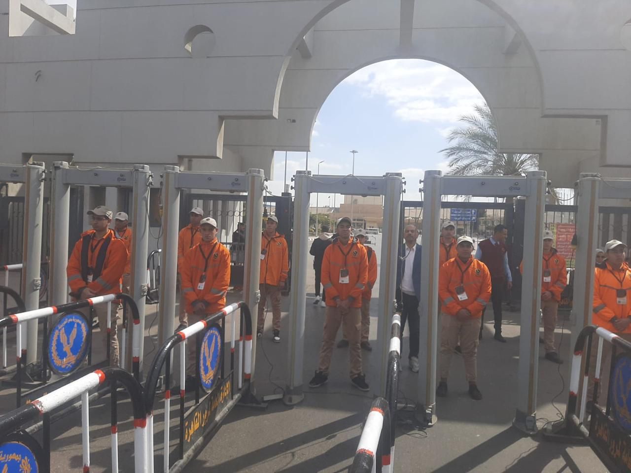 انتشار رجال الأمن باستاد القاهرة لتأمين مباراة الأهلي والزمالك الليلة.. صور