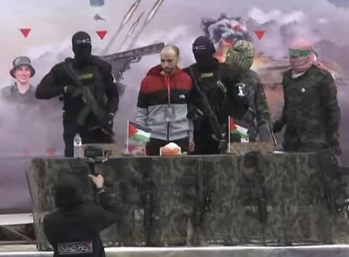 الصليب الأحمر يتسلم إسرائيليين اثنين من الأسرى في رفح الفلسطينية.. صور