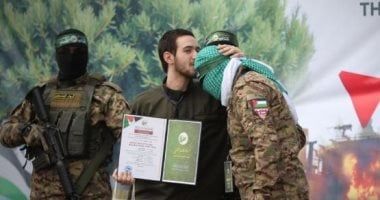 قبلة على رأس عنصر المقاومة من جندي إسرائيلي تشعل غضب تل أبيب.. صور