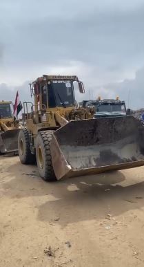 الجرافات المصرية تدخل قطاع غزة لإزالة الأنقاض.. صور