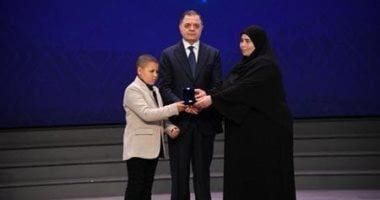 وزير الداخلية يكرم أسر الشهداء والمصابين والمتميزين.. صور