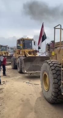 الجرافات المصرية تدخل قطاع غزة لإزالة الأنقاض.. صور