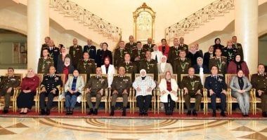 وزير الدفاع يكرم عددا من القادة الذين أوفوا العطاء بالقوات المسلحة