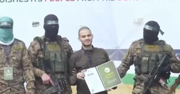 الصليب الأحمر يتسلم 4 أسرى من الفصائل الفلسطينية فى النصيرات.. صور