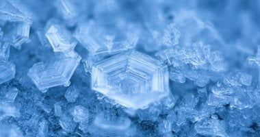 تكنولوجيا: علماء يرصدون جليدًا بلاستيكيًا نادرًا فى أعماق الكواكب الخارجية