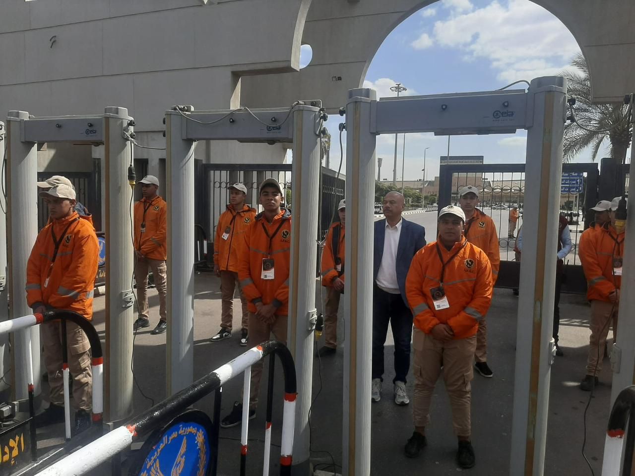 انتشار رجال الأمن باستاد القاهرة لتأمين مباراة الأهلي والزمالك الليلة.. صور