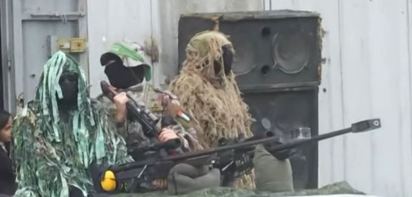 القسام تستعرض أسلحة جنود إسرائيليين اغتنمتها خلال التصدى لاجتياح رفح.. صور