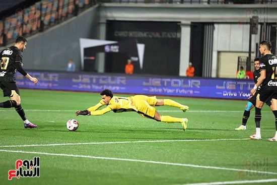 الأهلي يهاجم والزمالك يفرض التعادل السلبي بعد 30 دقيقة فى مباراة القمة.. صور