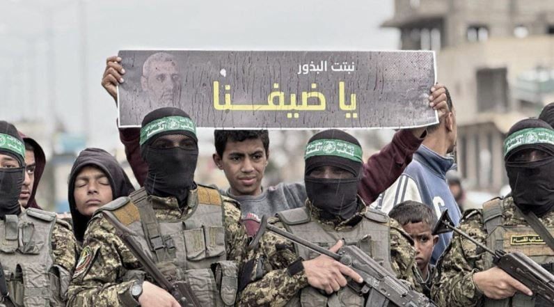 الصليب الأحمر يتسلم إسرائيليين اثنين من الأسرى في رفح الفلسطينية.. صور