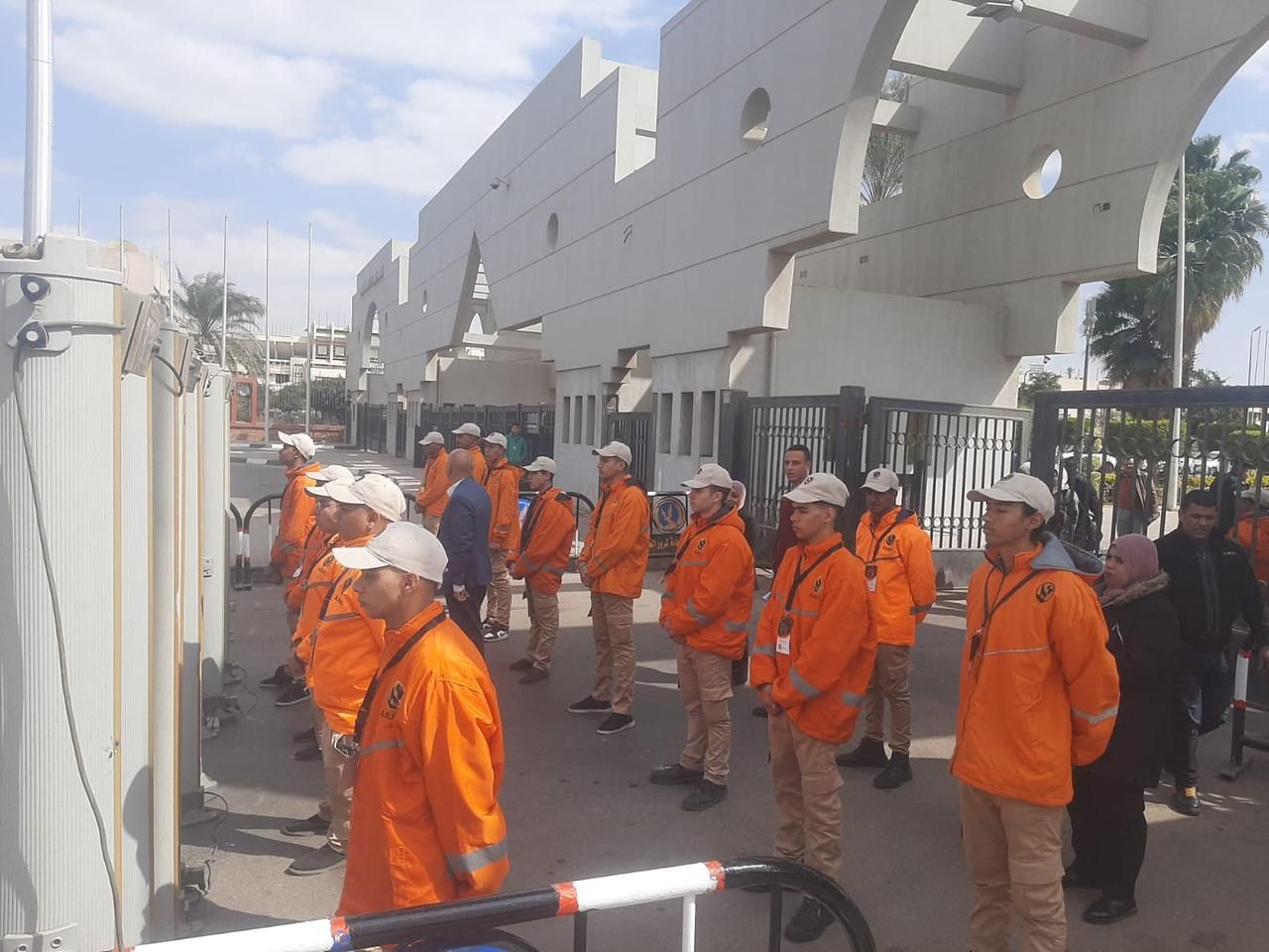 انتشار رجال الأمن باستاد القاهرة لتأمين مباراة الأهلي والزمالك الليلة.. صور