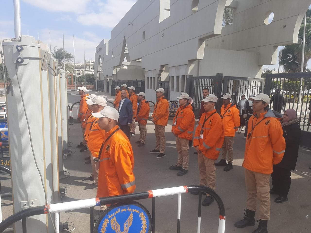 انتشار رجال الأمن باستاد القاهرة لتأمين مباراة الأهلي والزمالك الليلة.. صور