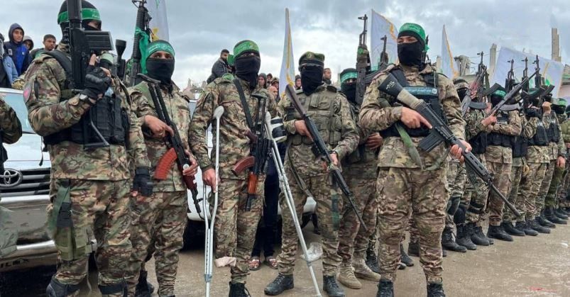 الصليب الأحمر يتسلم 4 أسرى من الفصائل الفلسطينية فى النصيرات.. صور