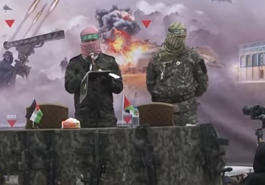 الصليب الأحمر يتسلم إسرائيليين اثنين من الأسرى في رفح الفلسطينية.. صور