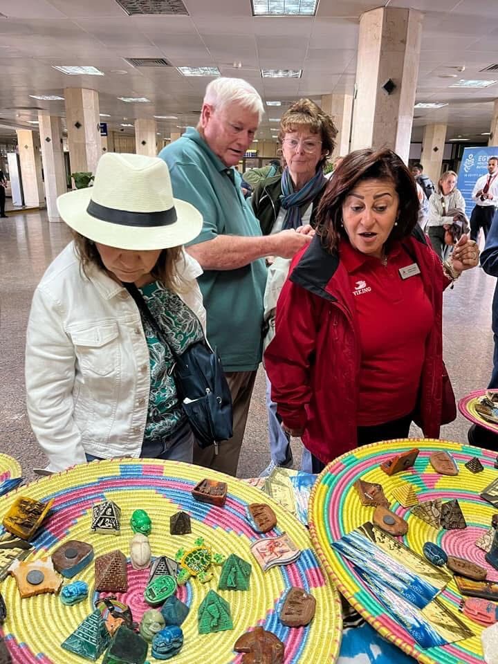 مطار أبو سمبل يحتفل مع السائحين بظاهرة تعامد الشمس على وجه الملك رمسيس الثاني