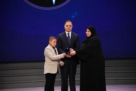 وزير الداخلية يكرم أسر الشهداء والمصابين والمتميزين.. صور