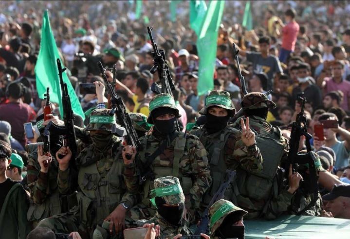 القسام تستعرض أسلحة جنود إسرائيليين اغتنمتها خلال التصدى لاجتياح رفح.. صور