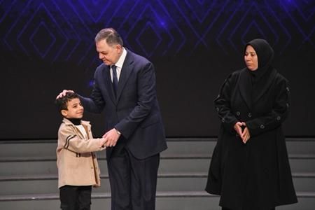 وزير الداخلية يكرم أسر الشهداء والمصابين والمتميزين.. صور