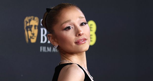 أريانا غراندي تواجه موقفًا محرجًا في طوكيو.. تدخل سريع ينقذ الموقف