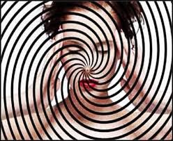 شاهد...عصابات التنويم المغناطيسي سرقة محل صرافة من قبل إمرأتان قامتا بتنويم صاحب المحل مغناطسيا" بحي التحرير