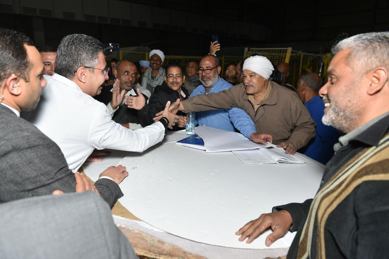 وزير التموين يشيد بجهود العاملين بمصنعي السكر والورق بقنا