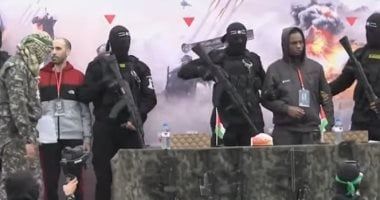 الصليب الأحمر يتسلم إسرائيليين اثنين من الأسرى في رفح الفلسطينية.. صور