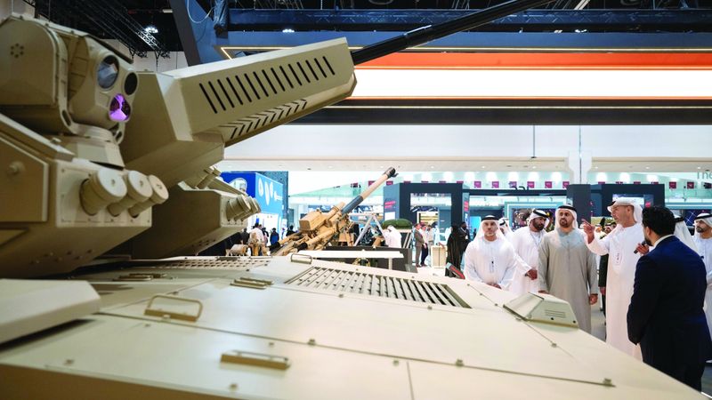 الامارات | ذياب بن محمد يزور معرض «آيدكس 2025»