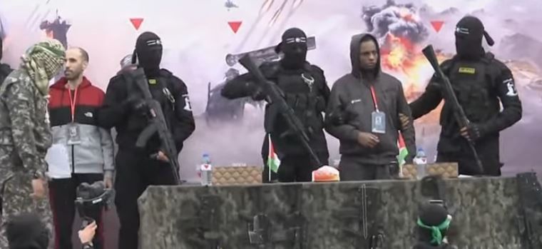 مقاتل قسامي مبتور اليد والقدم يشارك بسلاحه في تسليم الأسرى برفح.. صور