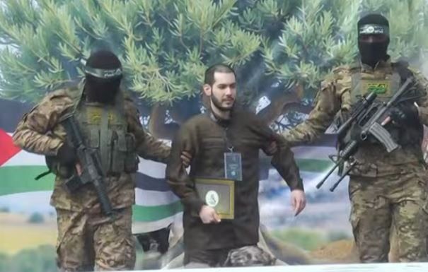 الصليب الأحمر يتسلم 4 أسرى من الفصائل الفلسطينية فى النصيرات.. صور