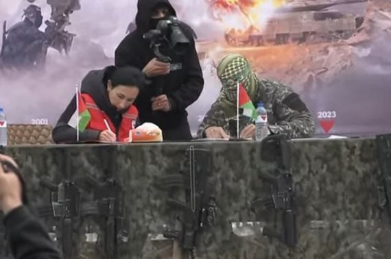 الفصائل الفلسطينية تفرج عن أسير يهودى بعد 10 سنوات من الاحتجاز بغزة.. صور