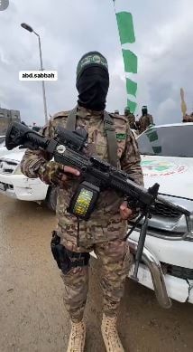 المقاومة تستعرض سلاح negev الإسرائيلى خلال تسليم الأسرى بالنصيرات.. صور