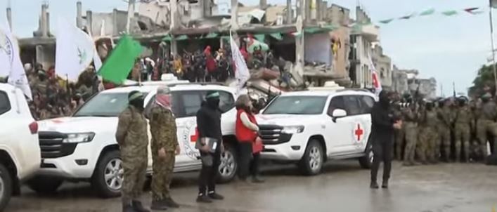 الصليب الأحمر يتسلم إسرائيليين اثنين من الأسرى في رفح الفلسطينية.. صور