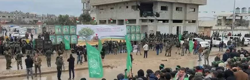 الصليب الأحمر يتسلم 4 أسرى من الفصائل الفلسطينية فى النصيرات.. صور