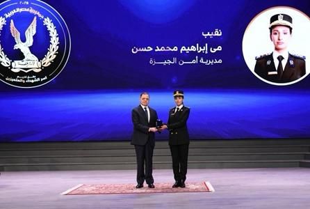 وزير الداخلية يكرم أسر الشهداء والمصابين والمتميزين.. صور