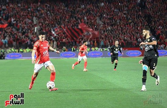 إمام عاشور يهدد مرمى محمد عواد بتصويبة صاروخية والعارضة تنقذ الزمالك.. صور