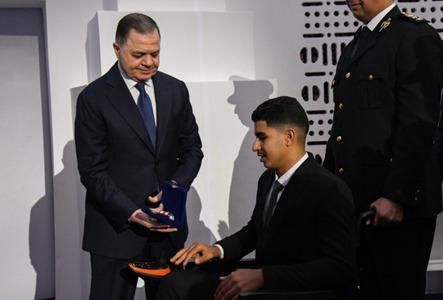 وزير الداخلية يكرم أسر الشهداء والمصابين والمتميزين.. صور