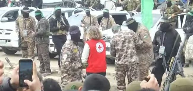 الصليب الأحمر يتسلم 4 أسرى من الفصائل الفلسطينية فى النصيرات.. صور