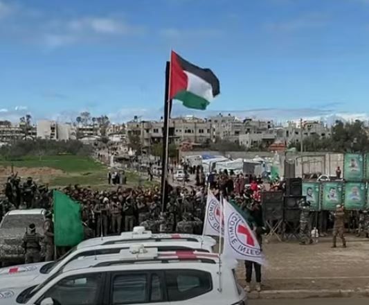 الصليب الأحمر يتسلم 4 أسرى من الفصائل الفلسطينية فى النصيرات.. صور