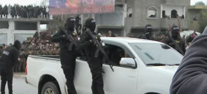 الصليب الأحمر يتسلم إسرائيليين اثنين من الأسرى في رفح الفلسطينية.. صور