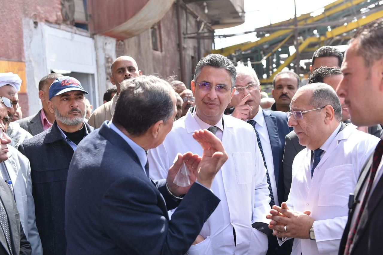 وزير التموين يشيد بجهود العاملين بمصنعي السكر والورق بقنا