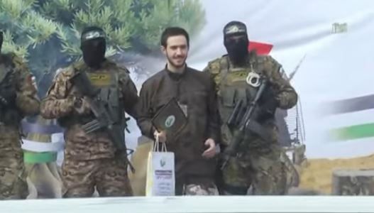 الصليب الأحمر يتسلم 4 أسرى من الفصائل الفلسطينية فى النصيرات.. صور