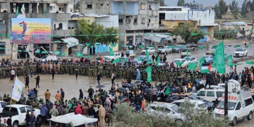 الصليب الأحمر يتسلم إسرائيليين اثنين من الأسرى في رفح الفلسطينية.. صور