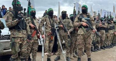 مقاتل قسامي مبتور اليد والقدم يشارك بسلاحه في تسليم الأسرى برفح.. صور