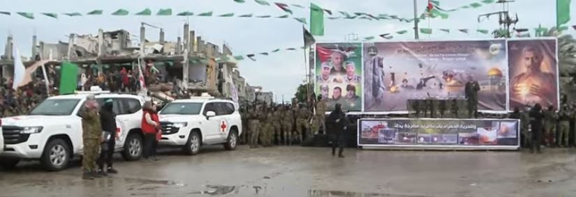 الصليب الأحمر يتسلم إسرائيليين اثنين من الأسرى في رفح الفلسطينية.. صور