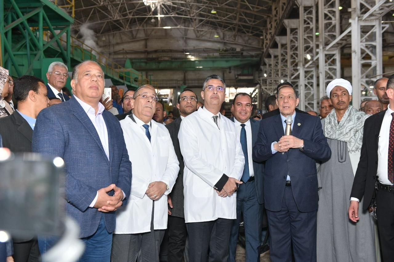 وزير التموين يشيد بجهود العاملين بمصنعي السكر والورق بقنا