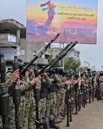 المقاومة تستعرض سلاح negev الإسرائيلى خلال تسليم الأسرى بالنصيرات.. صور