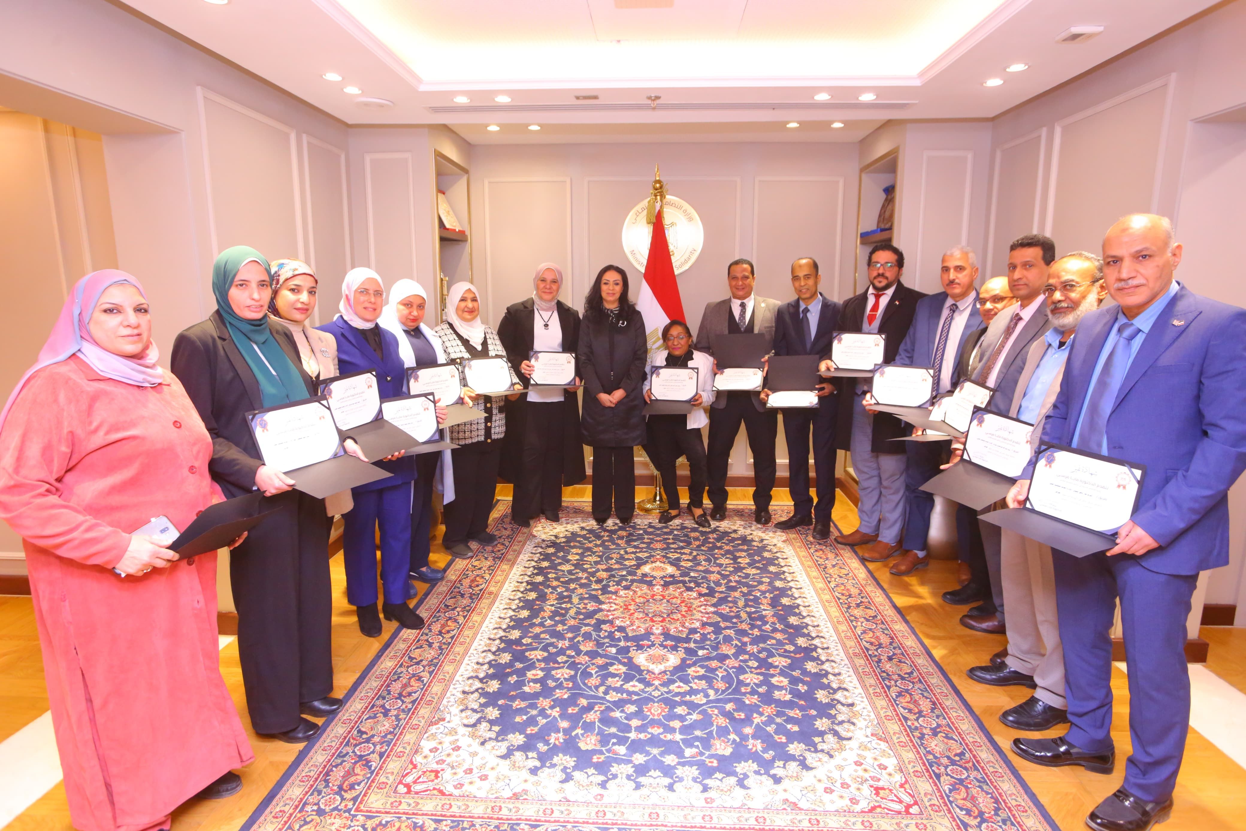 وزيرة التضامن تكرم قطاع مكتب الوزيرة لتميزهم خلال شهر فبراير