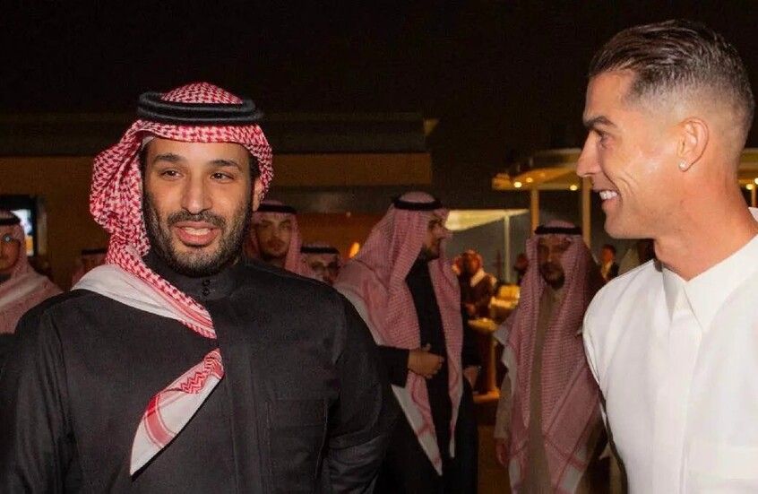 الخليج اليوم .. صورة تجمع كريستيانو رونالدو بالزي الوطني السعودي مع الأمير محمد بن سلمان و"الدون" يعلق